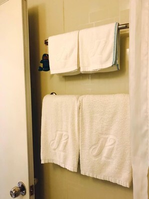 Shower, free toiletries, hair dryer, slippers - Jinjiang Inn Beijing Olympic Village Datun Road (Beijing)