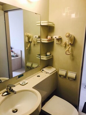 Shower, free toiletries, hair dryer, slippers - Jinjiang Inn Beijing Olympic Village Datun Road (Beijing)