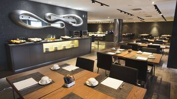 Tägliches Frühstücksbuffet (22 EUR pro Person)