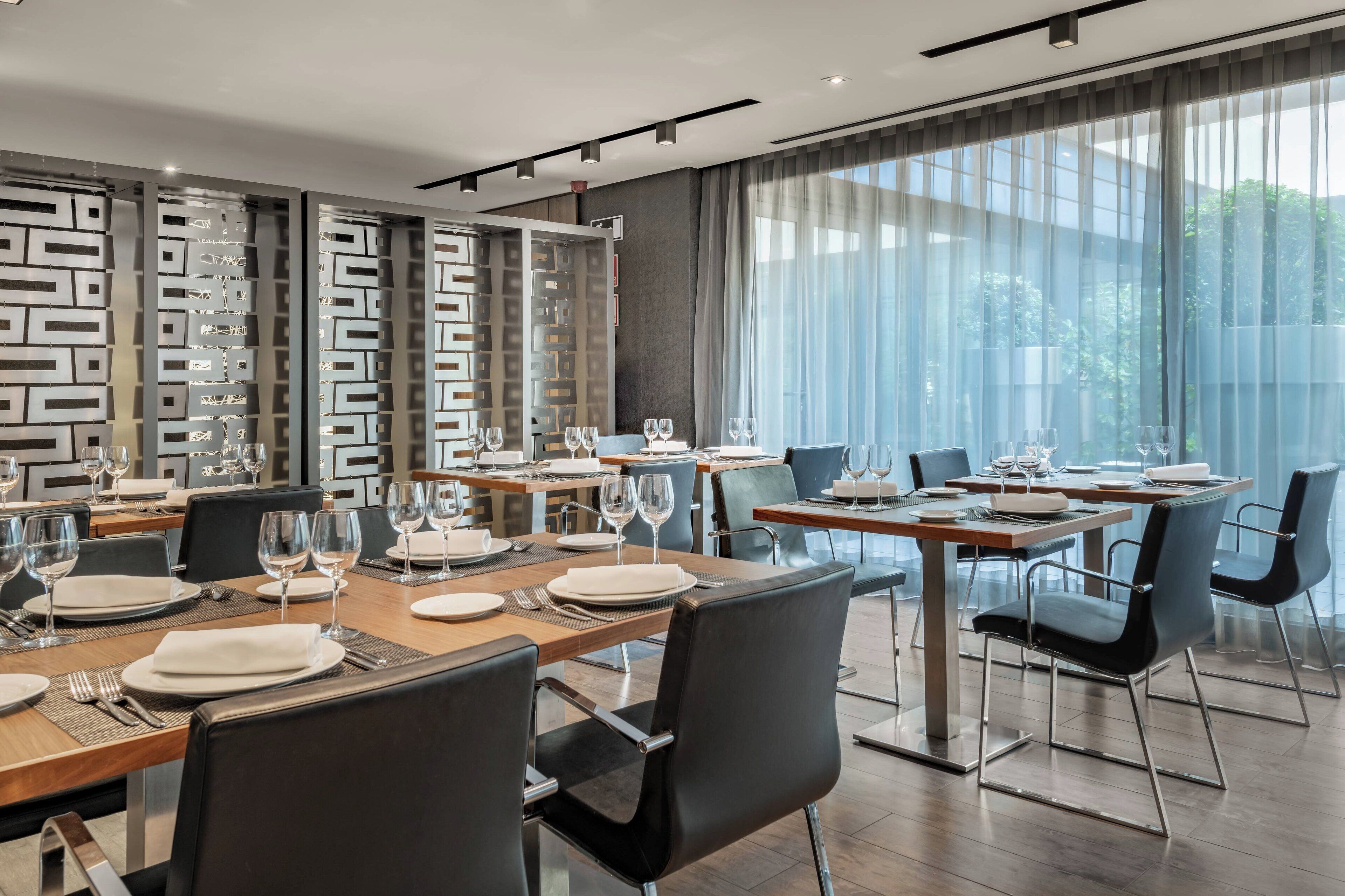 serves lunch and dinner