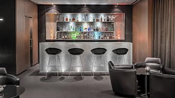 Serves lunch and dinner