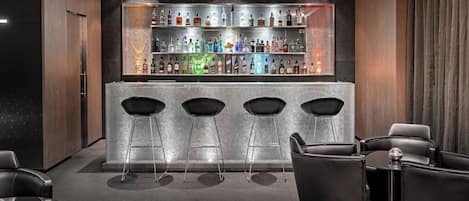 Serves lunch and dinner