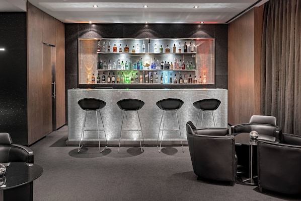 Serves lunch and dinner