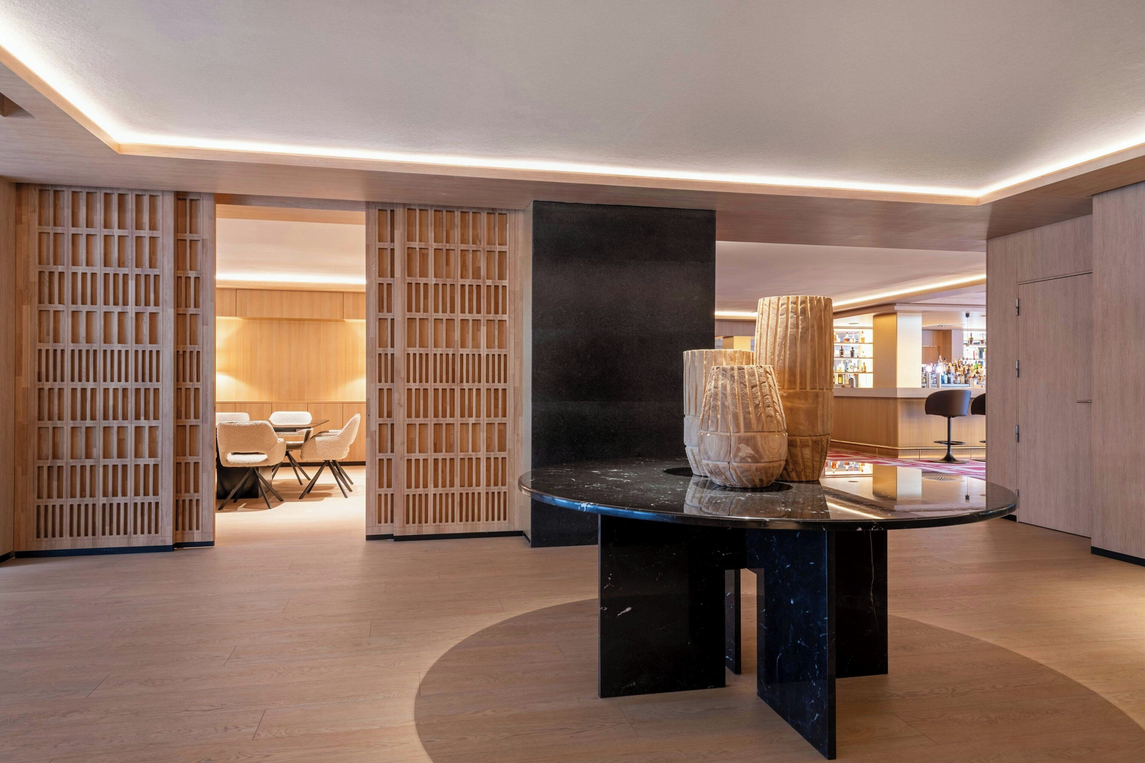 Serves lunch and dinner