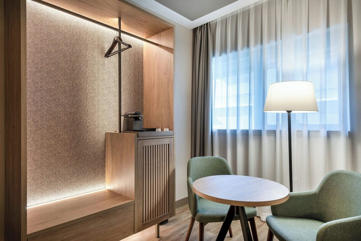 Standard Room, 1 King Bed | Egyptian cotton sheets, premium bedding, minibar, in-room safe