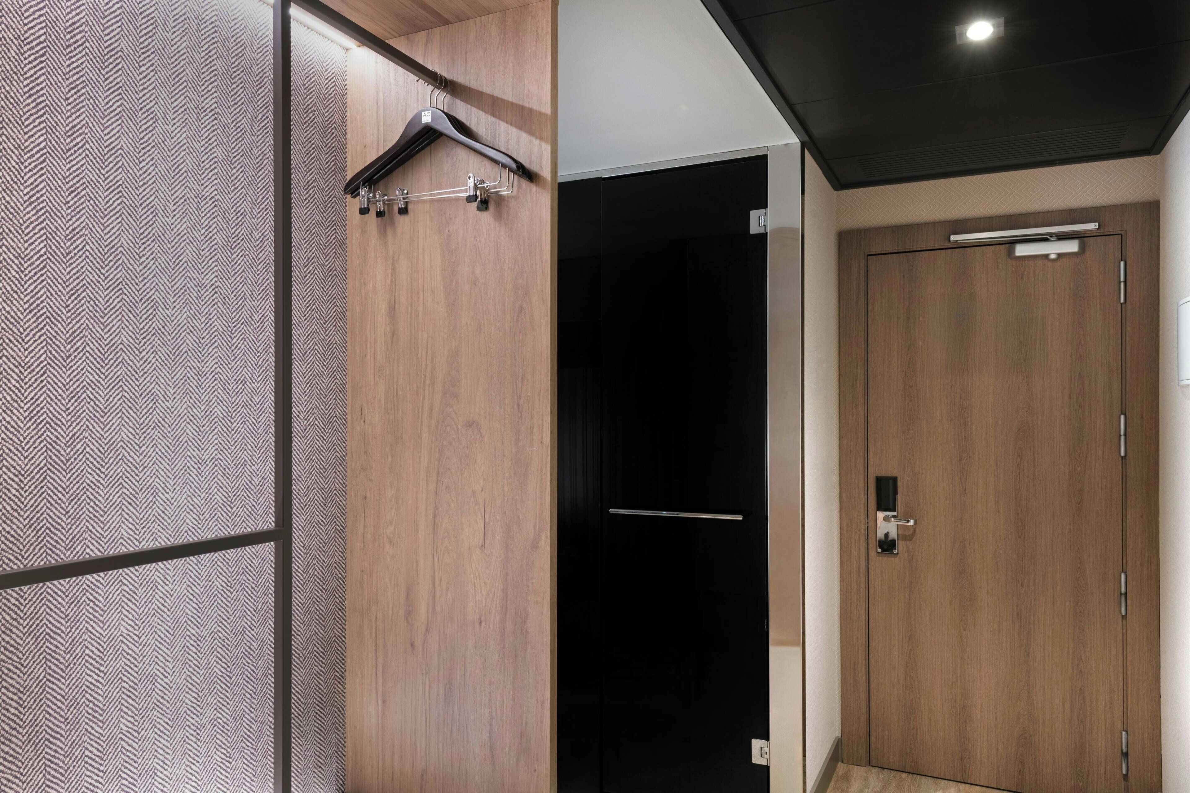 Standard Room, 1 King Bed | Egyptian cotton sheets, premium bedding, minibar, in-room safe