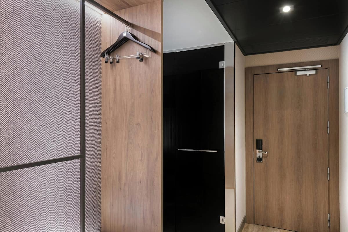 Standard Room, 1 King Bed | Egyptian cotton sheets, premium bedding, minibar, in-room safe