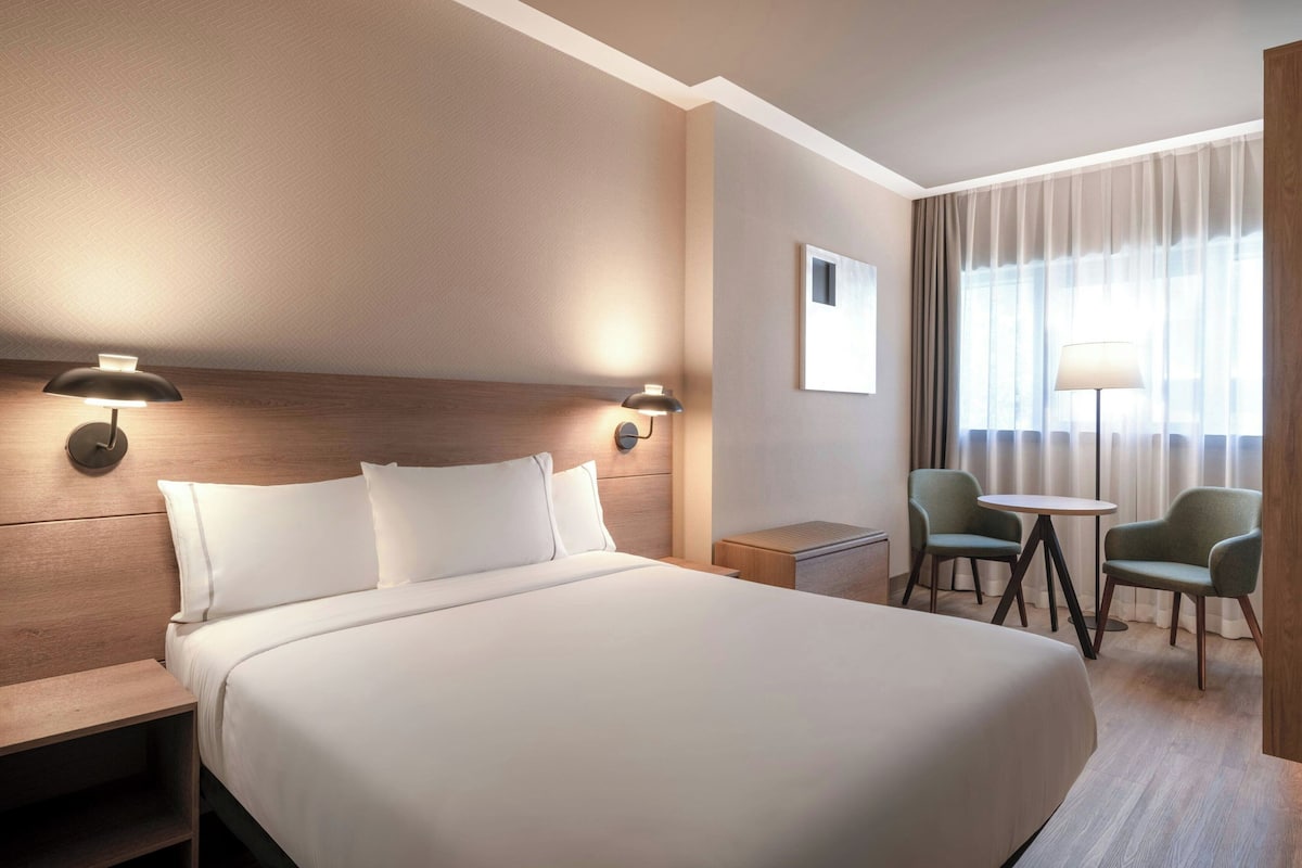 Standard Room, 1 Queen Bed | Egyptian cotton sheets, premium bedding, minibar, in-room safe
