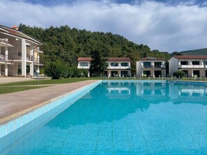 Seasonal outdoor pool, open 8:00 AM to 8:00 PM, pool umbrellas - Bran & Denise - Apartments (Costermano sul Garda)