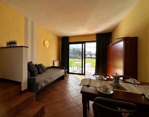 Duplex familial, 1 chambre | Salle de séjour | Téléviseur