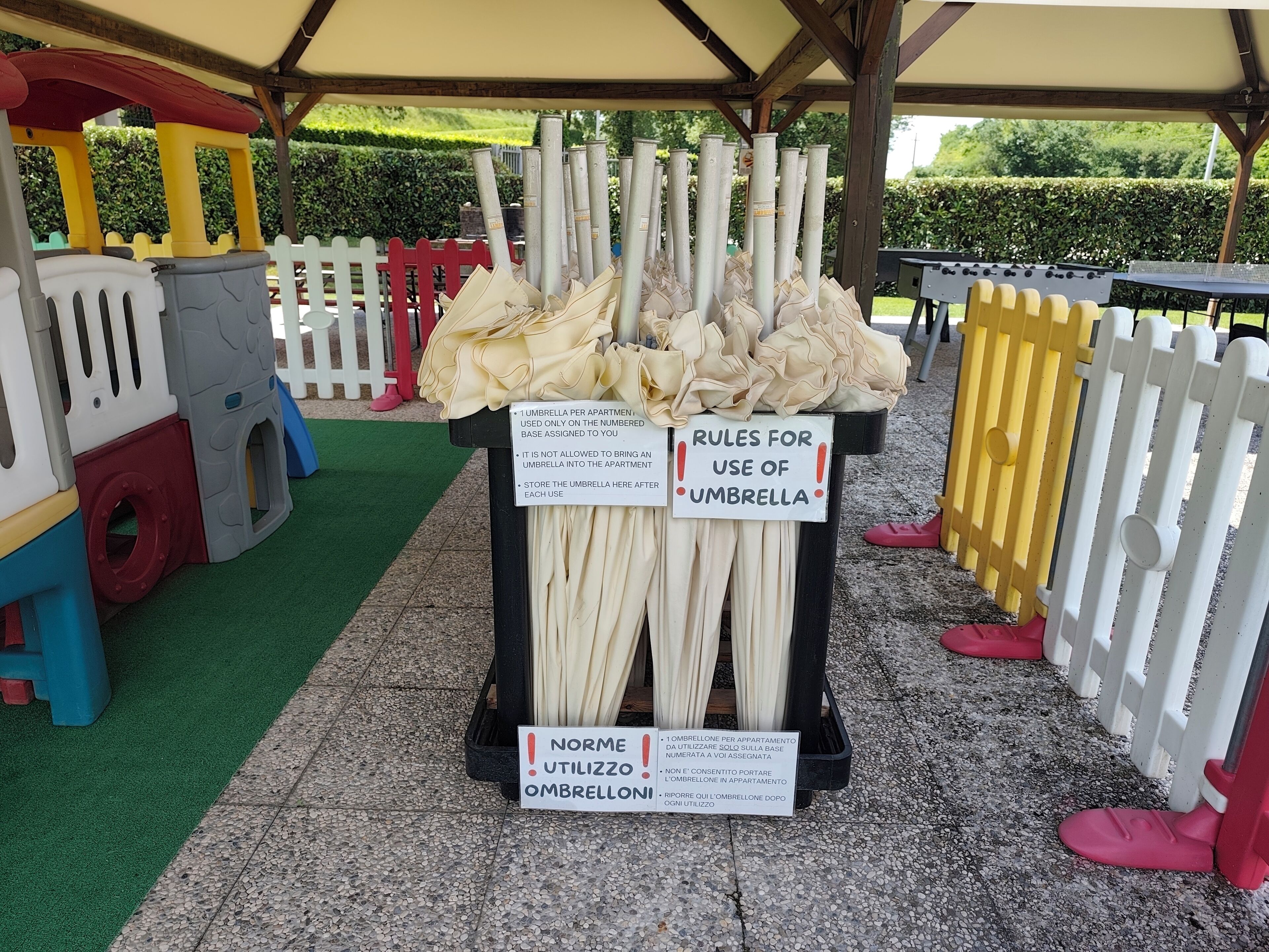 Piscina stagionale all'aperto, ombrelloni da piscina, lettini