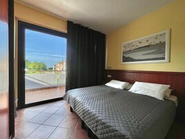 Cortinas blackout, wifi gratis y ropa de cama 