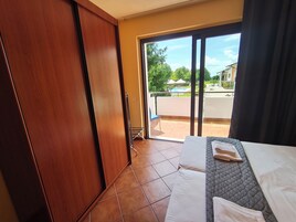 Family Duplex, 1 Bedroom | Blackout drapes, free WiFi, bed sheets