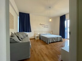 Cortinas blackout, wifi gratis y ropa de cama