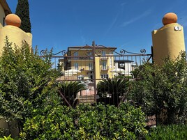 Fachada de la propiedad