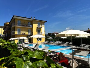 Seasonal outdoor pool, open 8:00 AM to 8:00 PM, pool umbrellas - Beatrix - Apartments (Bardolino)