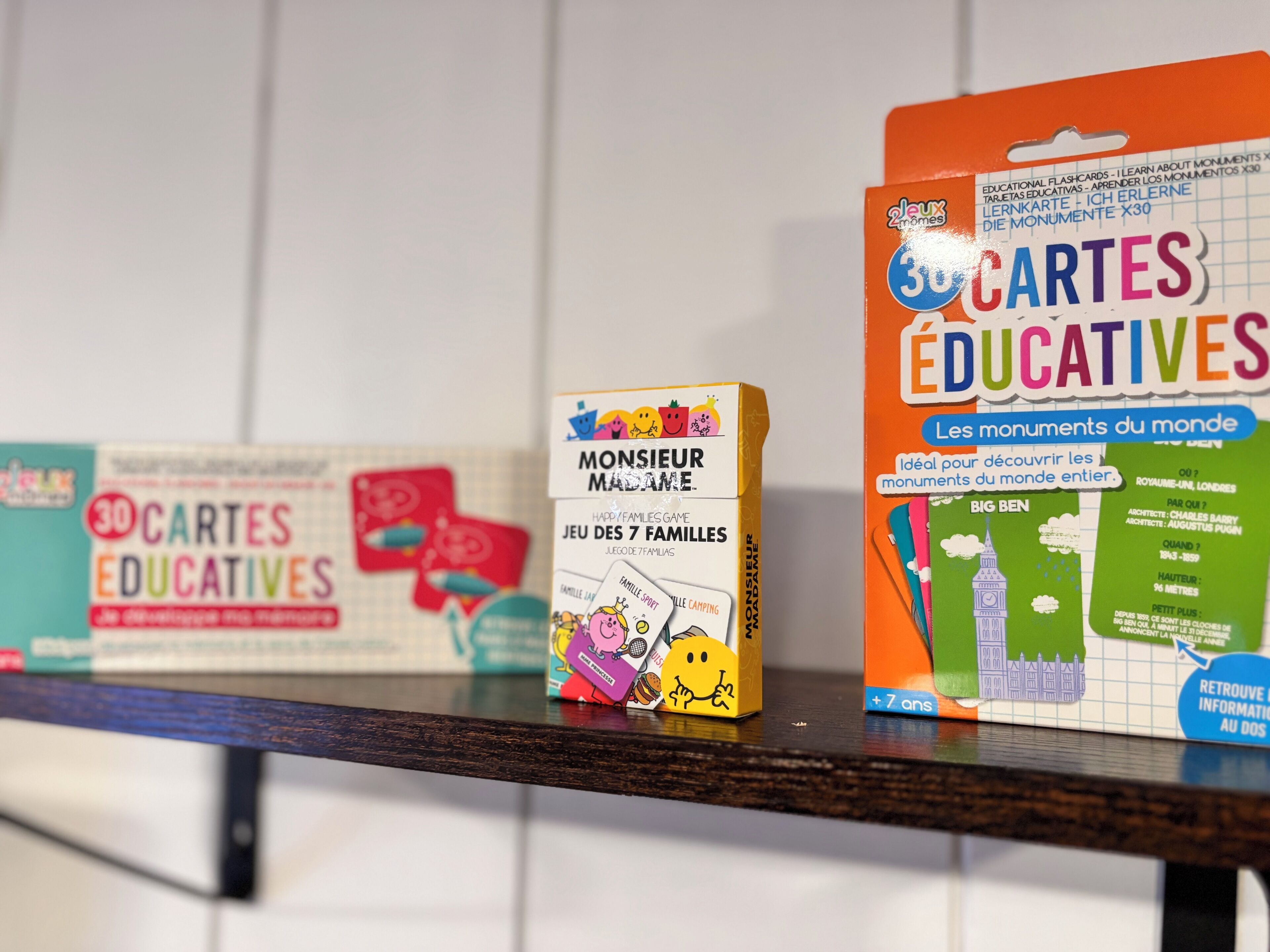 Een plank met sets educatieve flitskaarten.