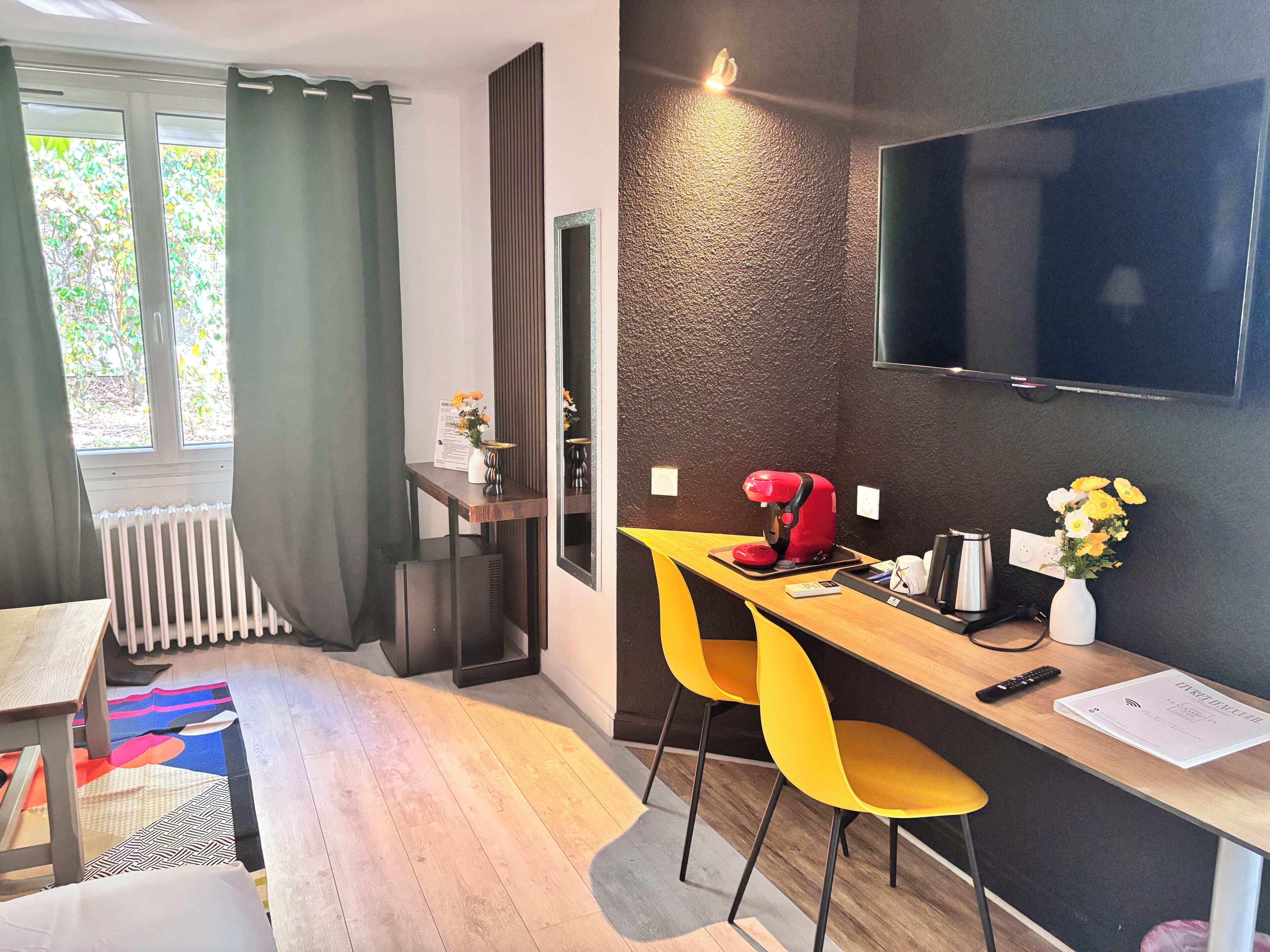 Chambre Double Deluxe | Coffres-forts dans les chambres, décoration personnalisée, bureau