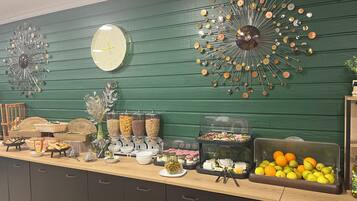 อาหารเช้าแบบบุฟเฟ่ต์ทุกวัน (EUR 10 ต่อคน)