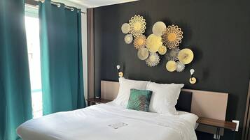 Superior vierpersoonskamer (with private terrace) | Een kluis op de kamer, individueel gedecoreerd, een bureau