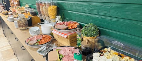 Päivittäinen buffetaamiainen (10 EUR per henkilö)