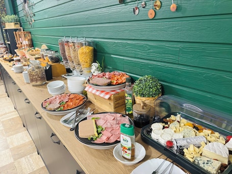 Desayuno buffet diario (EUR 10 por persona)