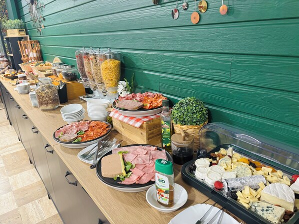 Petit déjeuner buffet (10 EUR par personne)