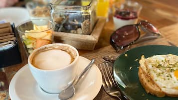 Daily continental breakfast (EUR 15 per person)