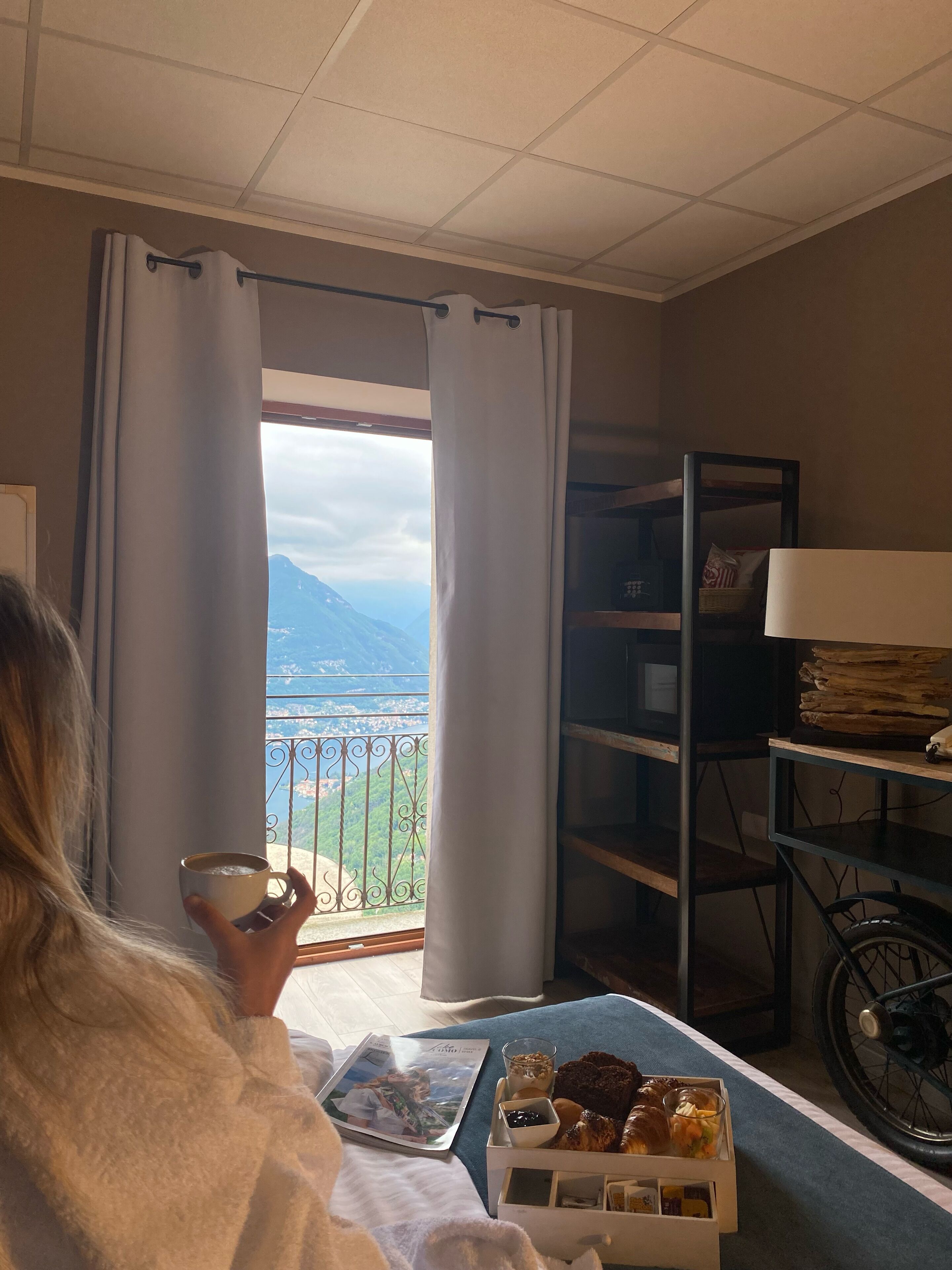 Camera Junior, vista lago | Minibar, una cassaforte in camera, una scrivania, postazione laptop