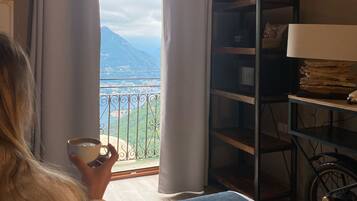 Junior Room, Lake View | Minibar, in-room safe, desk, laptop workspace