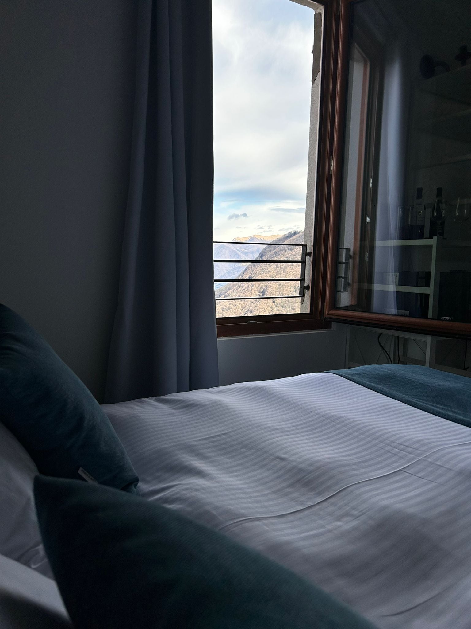 double room, lake view | 1 bedroom, minibar, in-room safe, desk