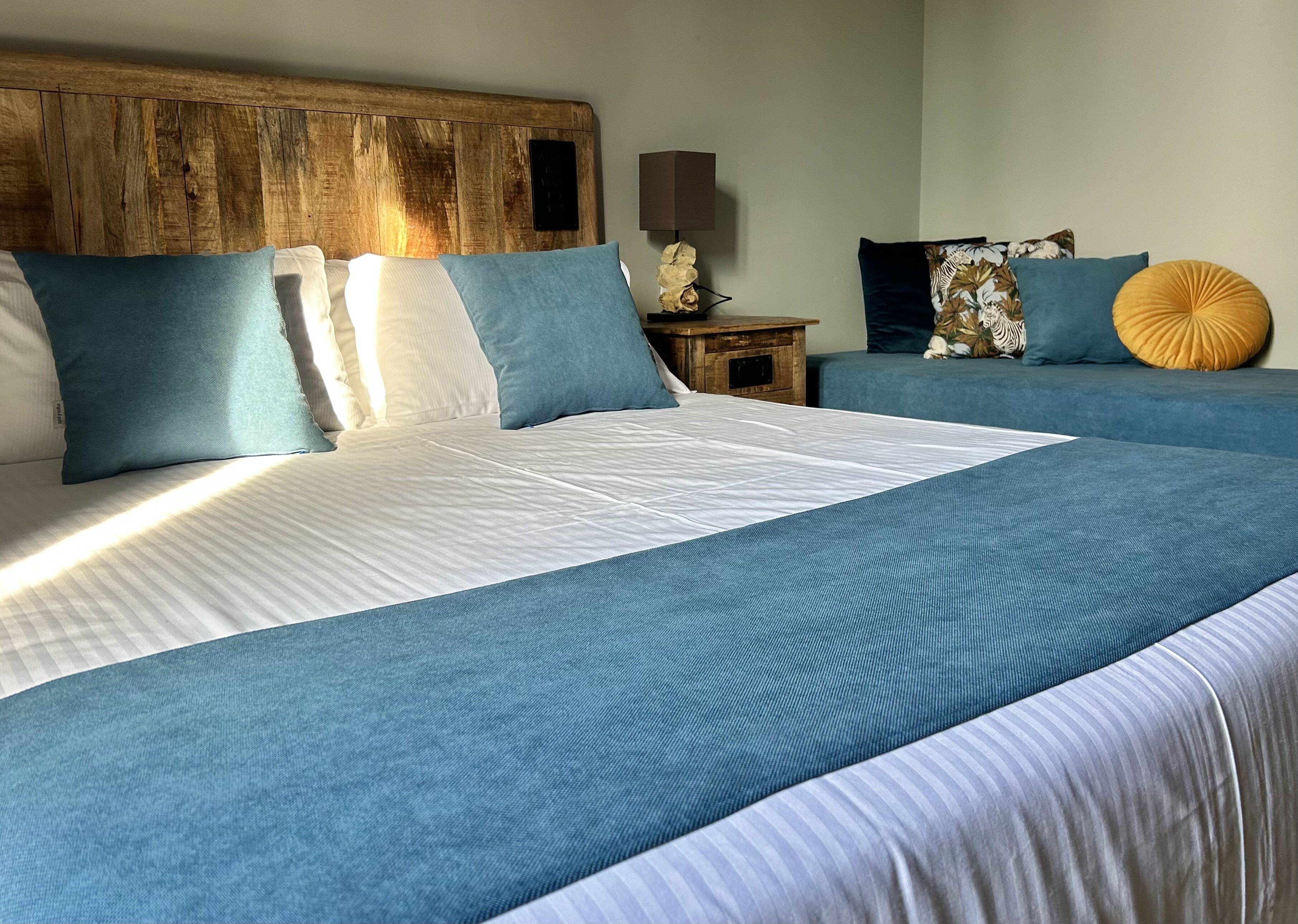 Minibar, caja de seguridad en la habitación y escritorio 