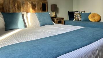 Minibar, caja de seguridad en la habitación y escritorio