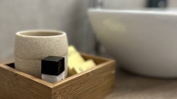 Eine Holzkiste mit einer weißen Tasse und einem schwarzen Gegenstand auf einer Holzoberfläche.