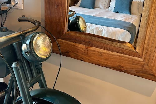 Junior Room, Lake View | Minibar, in-room safe, desk, laptop workspace