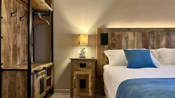 Junior Room, Lake View | Minibar, in-room safe, desk, laptop workspace