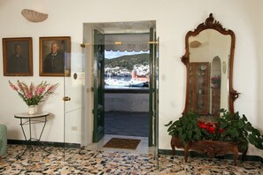 Interior entrance - Mari (Ponza)