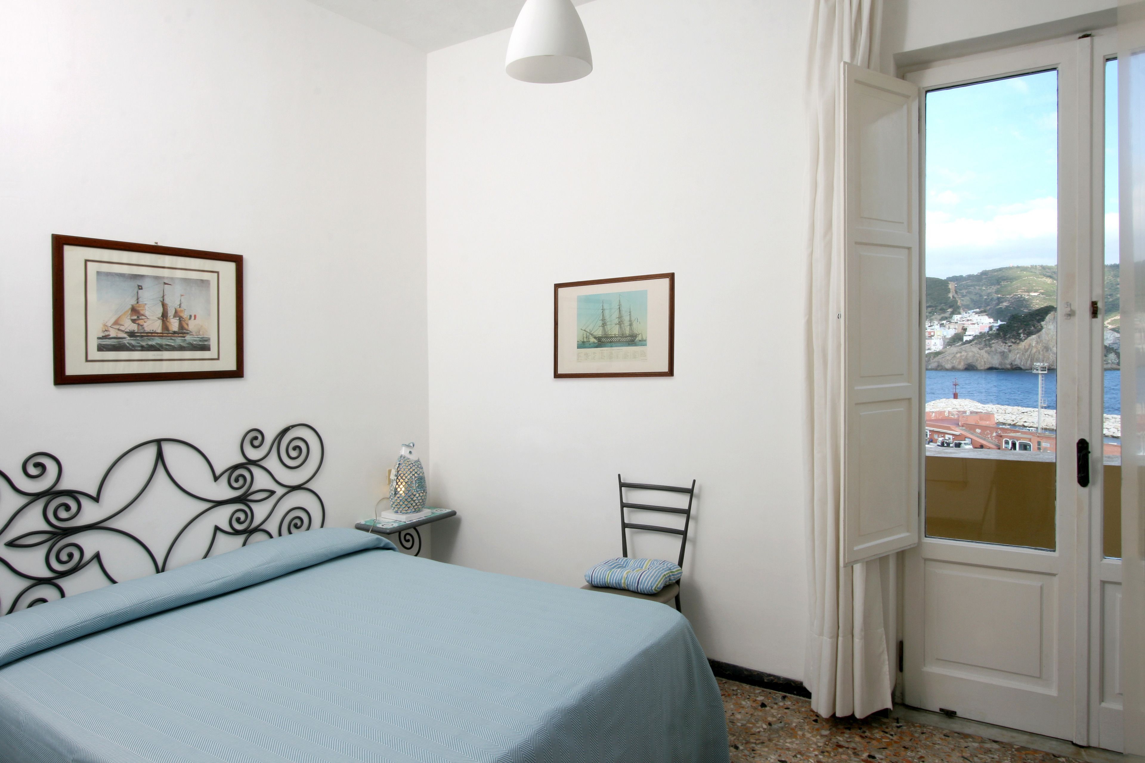 minibar, in-room safe, free wifi, bed sheets