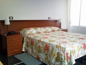 Tallelokero huoneessa, työpöytä, vauvansängyt, ilmainen Wi-Fi