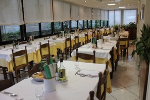 Se sirven desayunos, almuerzos y cenas; con vista al jardín