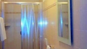 Doppelzimmer zur Einzelnutzung | Badezimmer | Dusche, kostenlose Toilettenartikel, Haartrockner, Handtücher