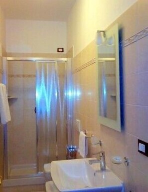Quarto casal de uso individual | Banheiro | Chuveiro, produtos de toalete grátis, secador de cabelo 
