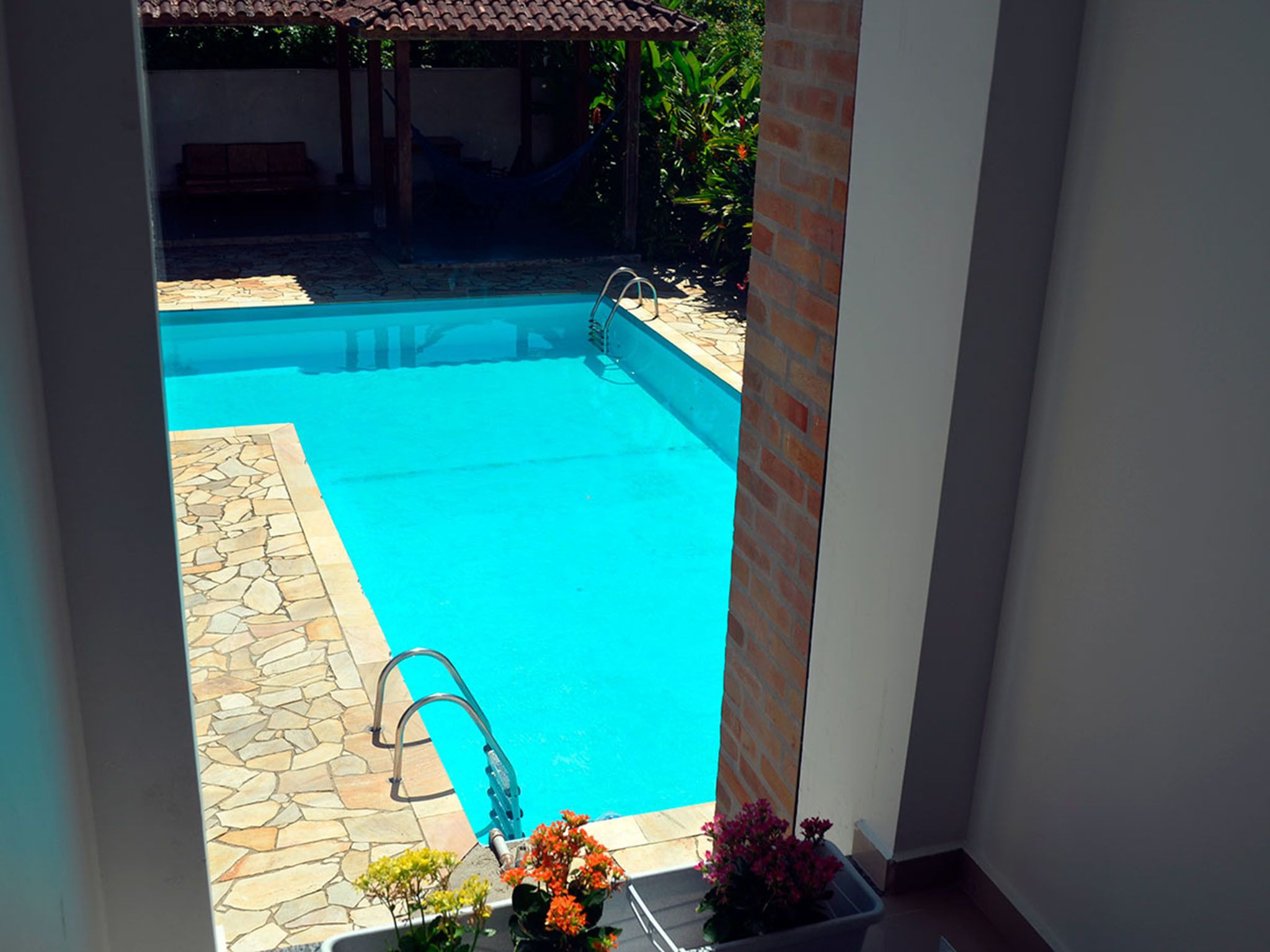 Piscine extérieure, parasols de plage, chaises longues