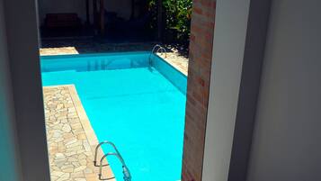 Piscina externa, funciona das 9h às 21h, guarda-sóis, espreguiçadeiras