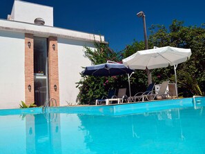 Una piscina al aire libre (de 09:00 a 21:00), sombrillas, tumbonas