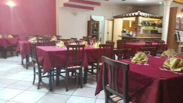 Aperto a colazione, pranzo e cena, cucina italiana