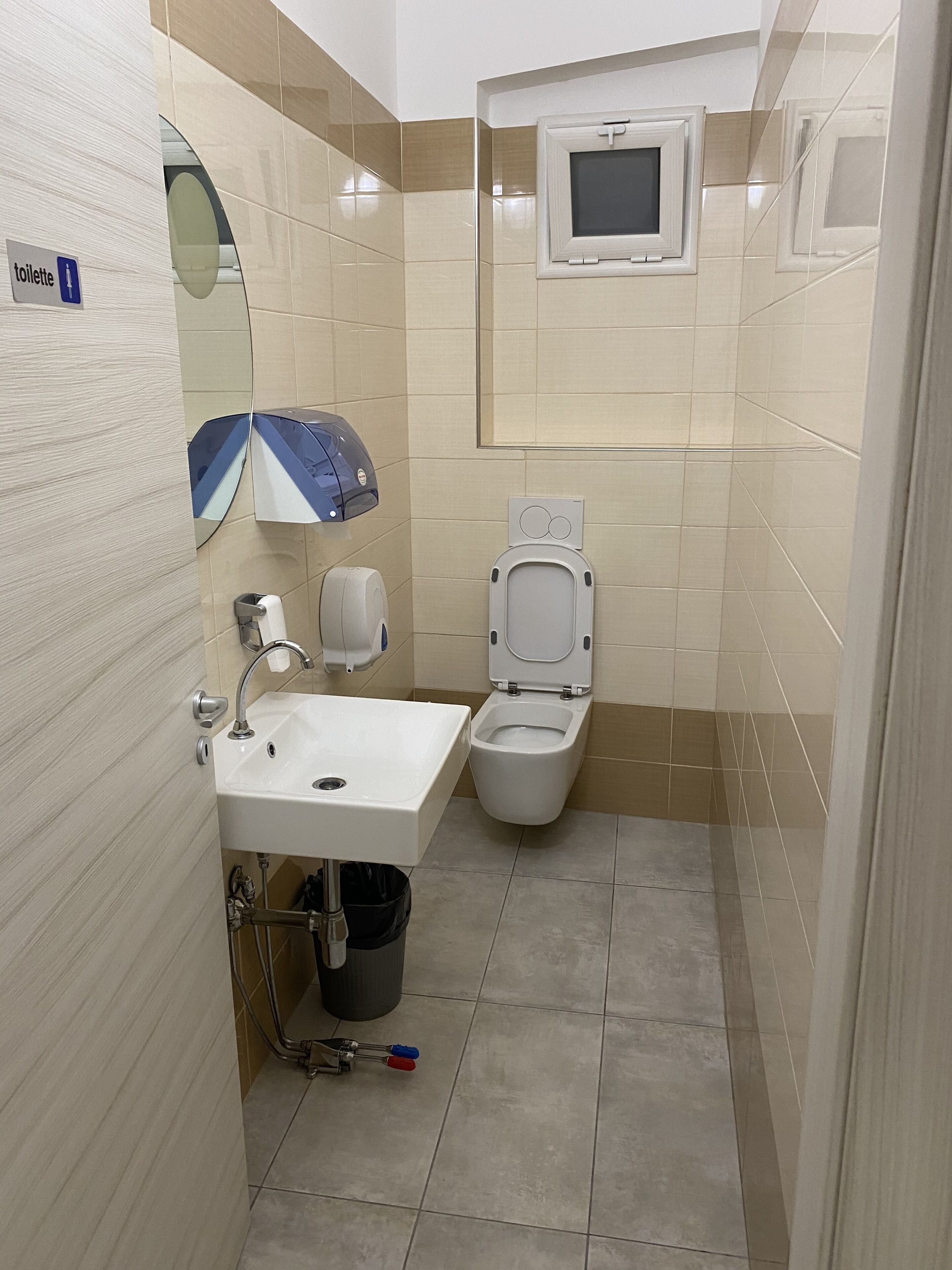 breakfast, lunch, dinner served; italian cuisine