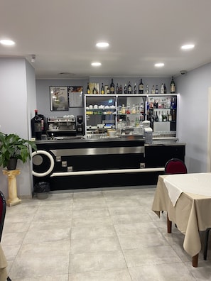 Breakfast, lunch, dinner served; Italian cuisine