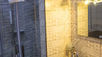 Superior Double Room | Bathroom | Shower, free toiletries, hair dryer, bidet
