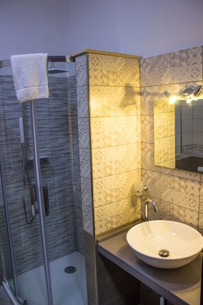 Superior tweepersoonskamer | Badkamer | Een douche, gratis toiletartikelen, een haardroger, een bidet
